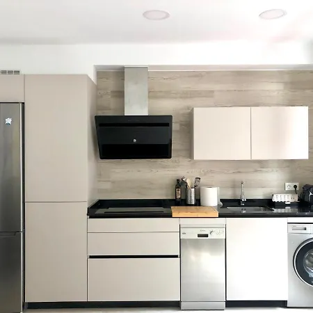 Foodies Location. Surf. Netflix . 3 Bdr *