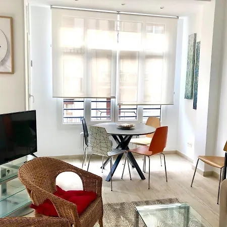 Apartment Foodies Location. Surf. Netflix . 3 Bdr *