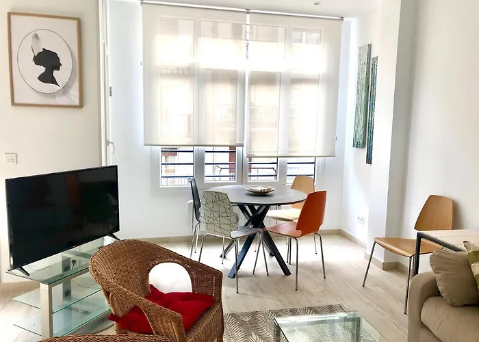 Apartment Foodies Location. Surf. Netflix . 3 Bdr *